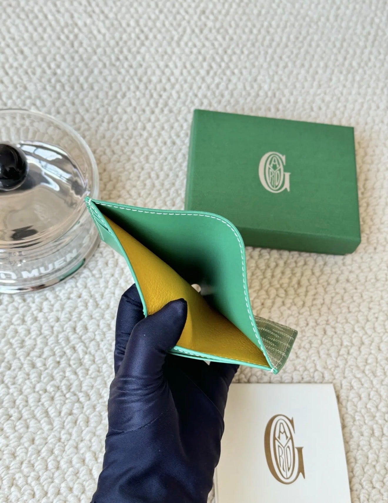 Goya vertical card holder
